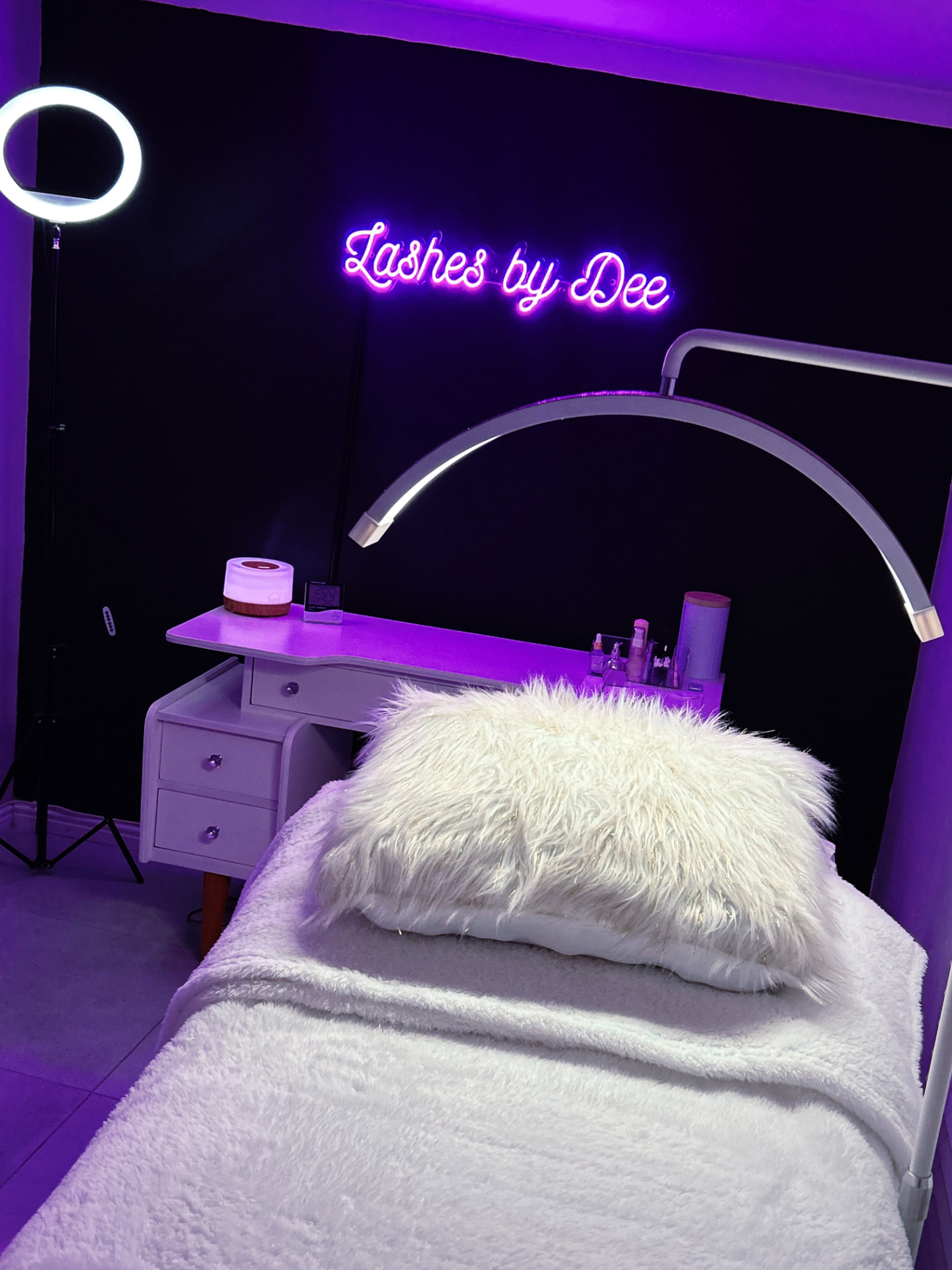 The Lashes by Dee neon sign above the lash bed in the Paarl studio