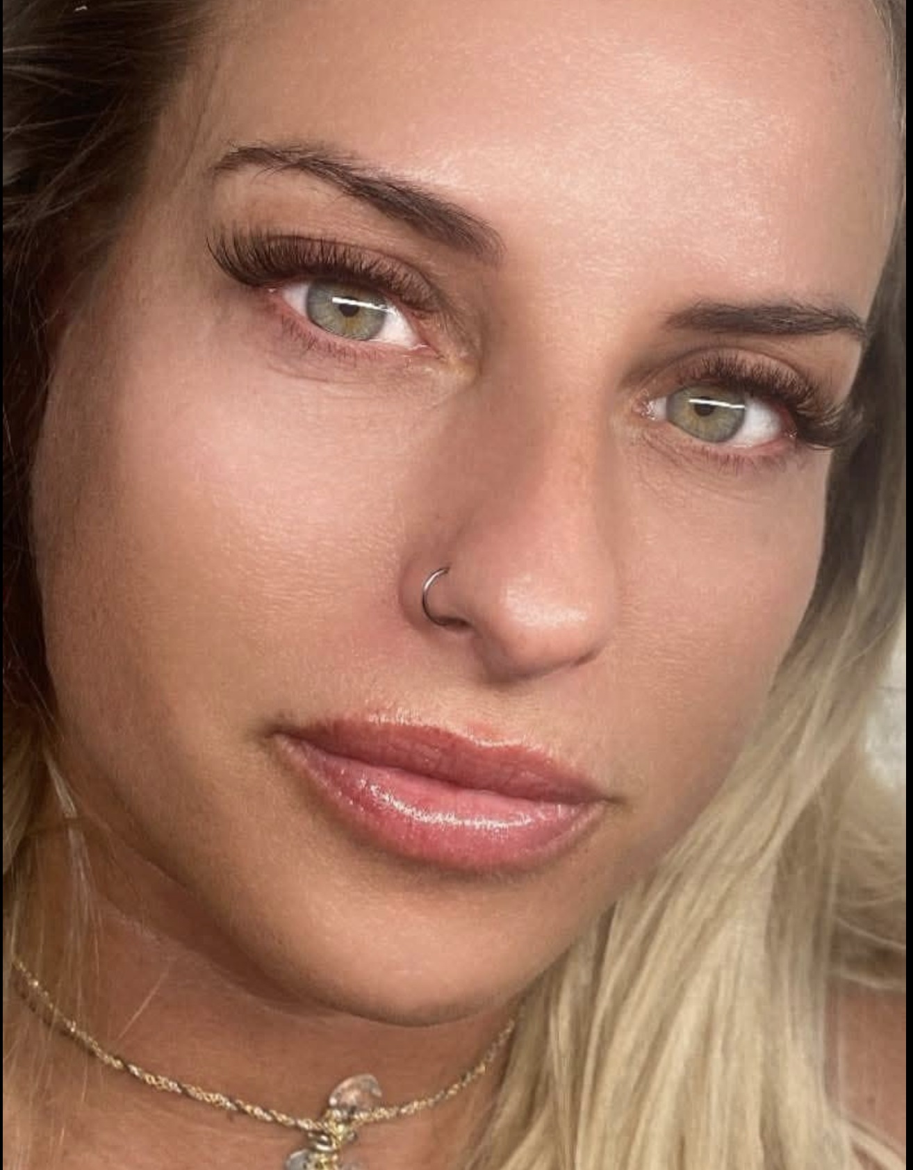 Sunlit hybrid lash set on a green-eyed client by Lashes by Dee, Paarl